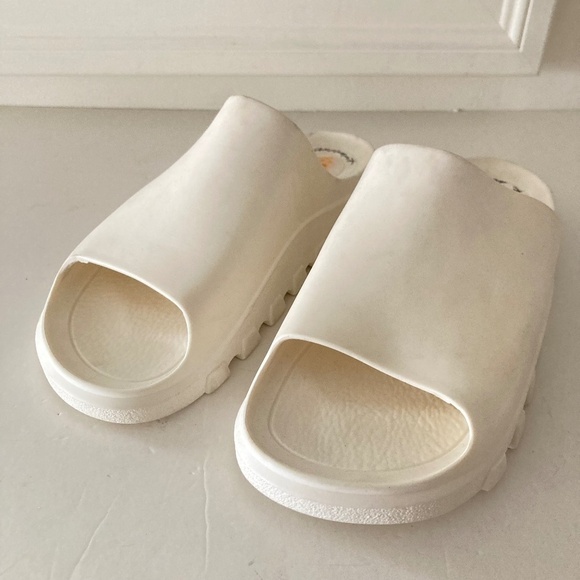 FP Movement White Rubber Slides Sz 41/42 - Picture 1 of 4